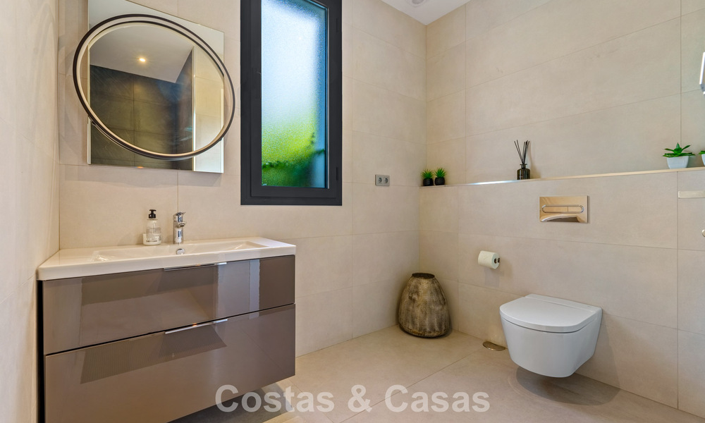 Villa exclusiva con vistas al mar en venta en una urbanización privada en La Quinta, Marbella - Benahavís 788559