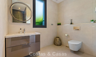 Villa exclusiva con vistas al mar en venta en una urbanización privada en La Quinta, Marbella - Benahavís 788559 