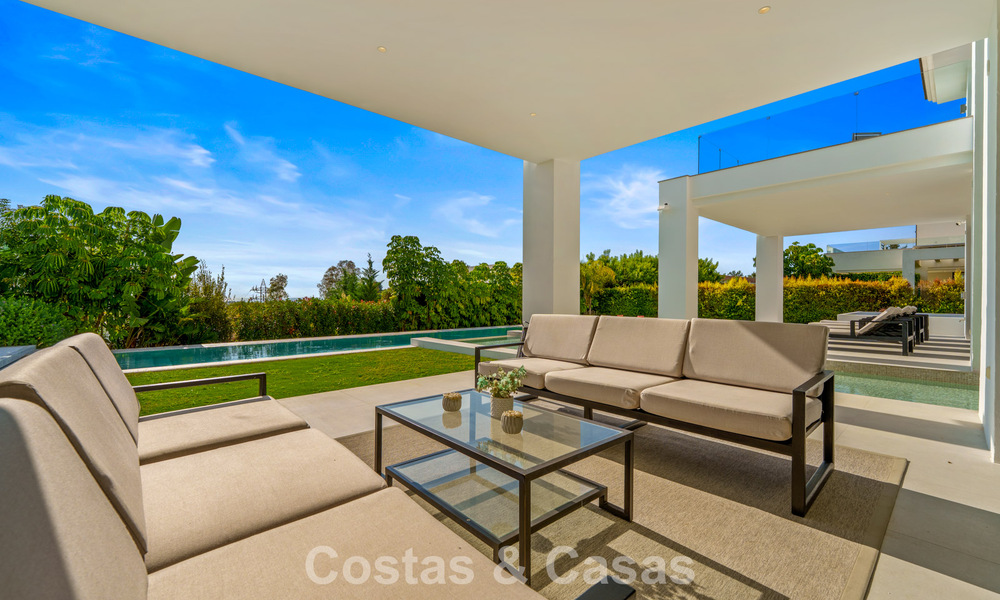 Villa exclusiva con vistas al mar en venta en una urbanización privada en La Quinta, Marbella - Benahavís 788562