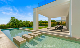 Villa exclusiva con vistas al mar en venta en una urbanización privada en La Quinta, Marbella - Benahavís 788563 