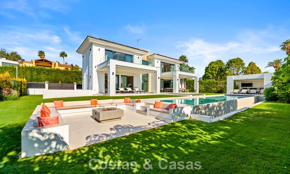 Villa exclusiva con vistas al mar en venta en una urbanización privada en La Quinta, Marbella - Benahavís 788565
