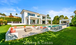 Villa exclusiva con vistas al mar en venta en una urbanización privada en La Quinta, Marbella - Benahavís 788565 