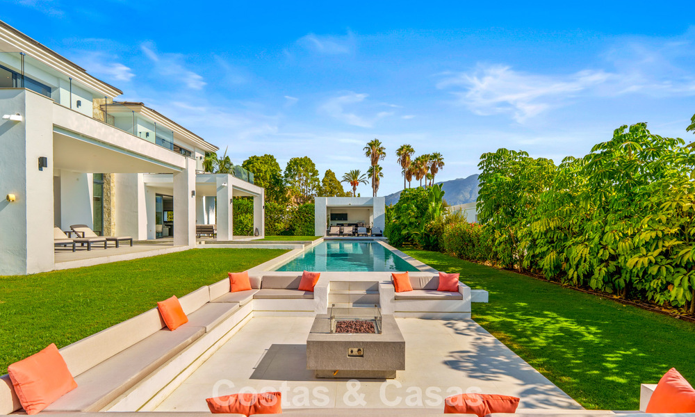 Villa exclusiva con vistas al mar en venta en una urbanización privada en La Quinta, Marbella - Benahavís 788566
