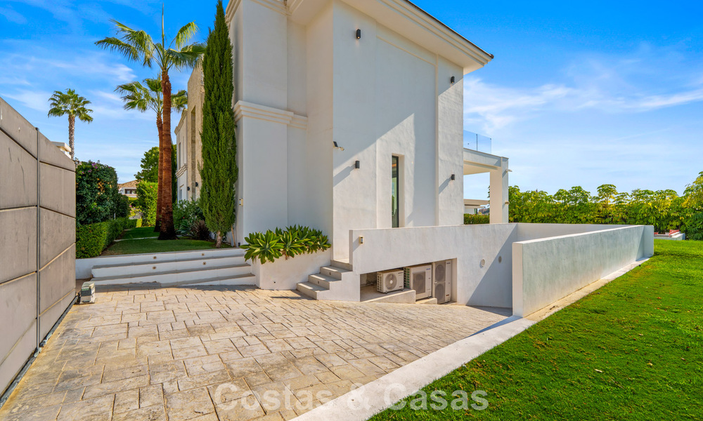 Villa exclusiva con vistas al mar en venta en una urbanización privada en La Quinta, Marbella - Benahavís 788567