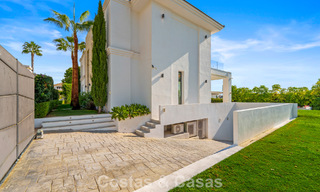 Villa exclusiva con vistas al mar en venta en una urbanización privada en La Quinta, Marbella - Benahavís 788567 