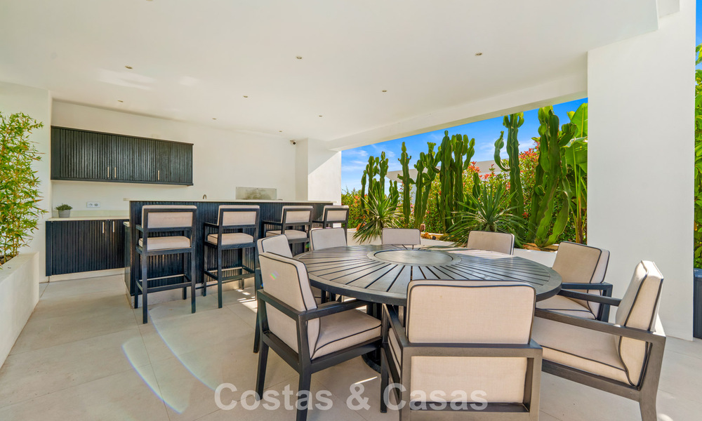 Villa exclusiva con vistas al mar en venta en una urbanización privada en La Quinta, Marbella - Benahavís 788569