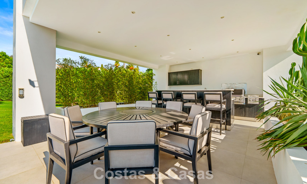 Villa exclusiva con vistas al mar en venta en una urbanización privada en La Quinta, Marbella - Benahavís 788570