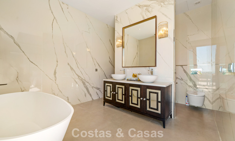 Villa exclusiva con vistas al mar en venta en una urbanización privada en La Quinta, Marbella - Benahavís 788576