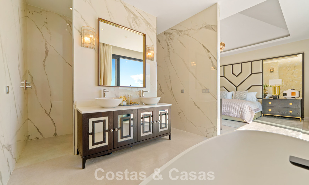 Villa exclusiva con vistas al mar en venta en una urbanización privada en La Quinta, Marbella - Benahavís 788577