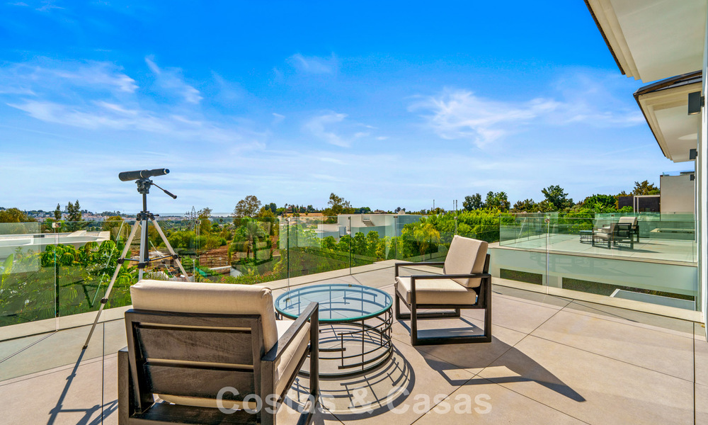 Villa exclusiva con vistas al mar en venta en una urbanización privada en La Quinta, Marbella - Benahavís 788578