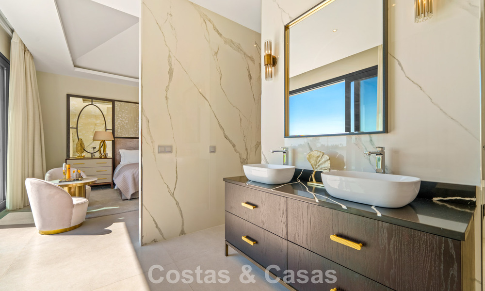 Villa exclusiva con vistas al mar en venta en una urbanización privada en La Quinta, Marbella - Benahavís 788581