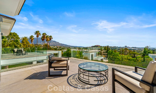 Villa exclusiva con vistas al mar en venta en una urbanización privada en La Quinta, Marbella - Benahavís 788582 