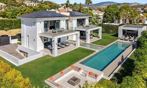 Villa exclusiva con vistas al mar en venta en una urbanización privada en La Quinta, Marbella - Benahavís 788584