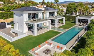 Villa exclusiva con vistas al mar en venta en una urbanización privada en La Quinta, Marbella - Benahavís 788584 