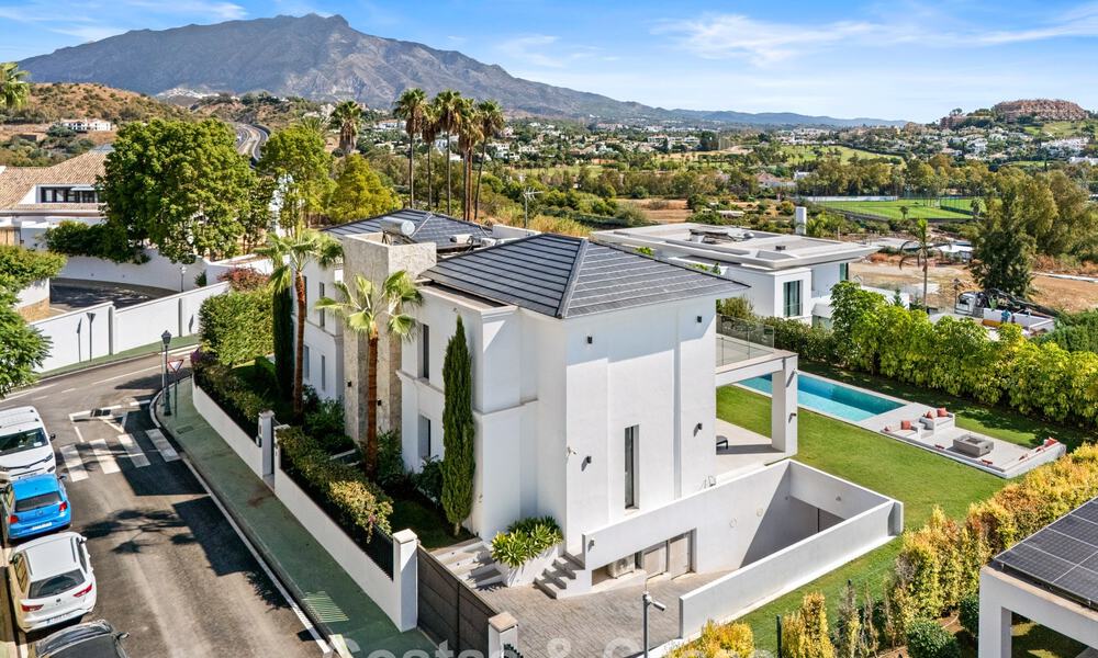 Villa exclusiva con vistas al mar en venta en una urbanización privada en La Quinta, Marbella - Benahavís 788585