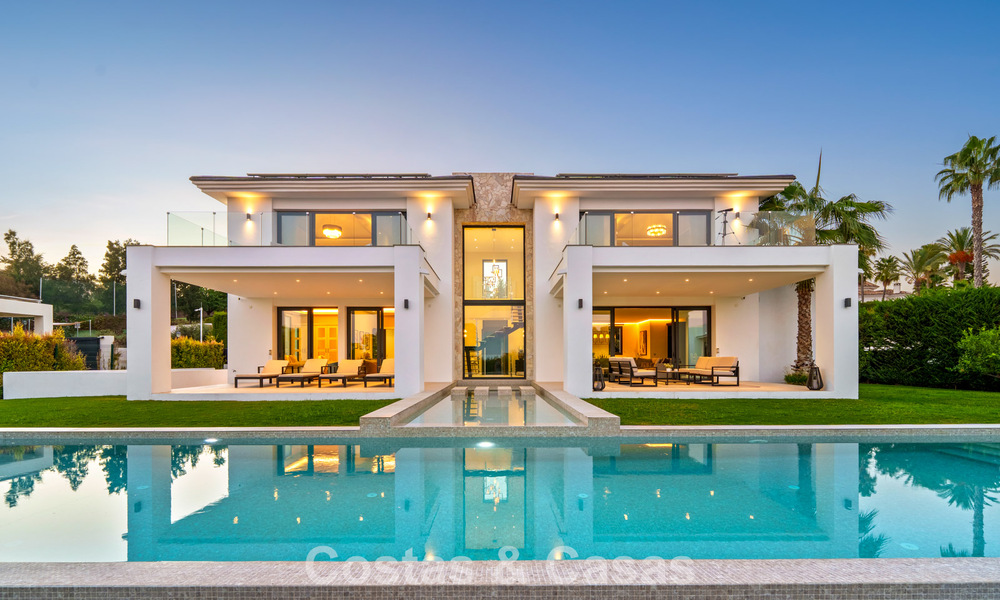 Villa exclusiva con vistas al mar en venta en una urbanización privada en La Quinta, Marbella - Benahavís 788590