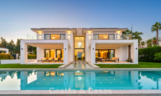 Villa exclusiva con vistas al mar en venta en una urbanización privada en La Quinta, Marbella - Benahavís 788590 