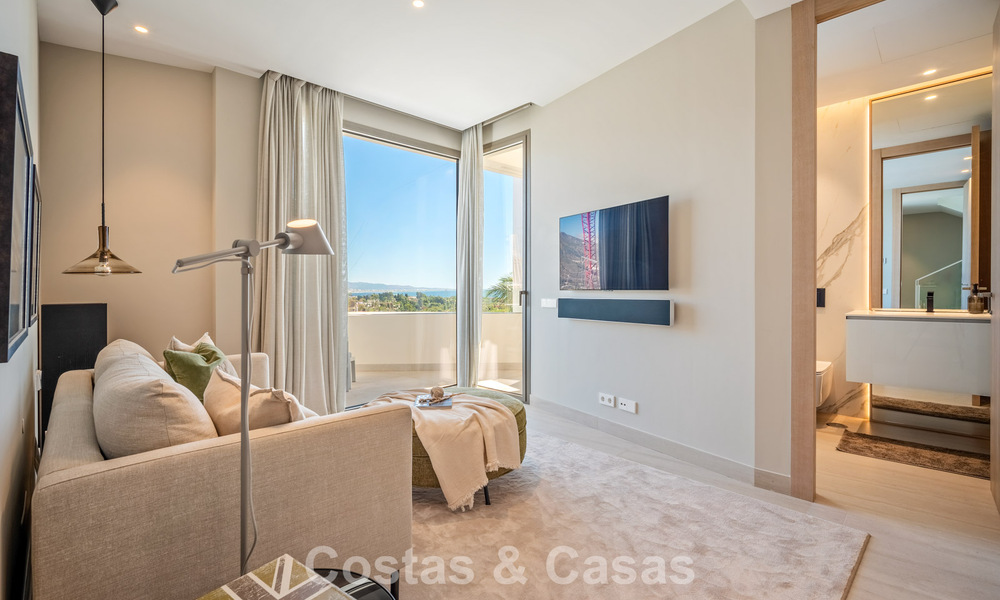 Casa con vistas panorámicas al mar en venta en un prestigioso complejo residencial cerrado en Nueva Andalucía, Marbella 788613