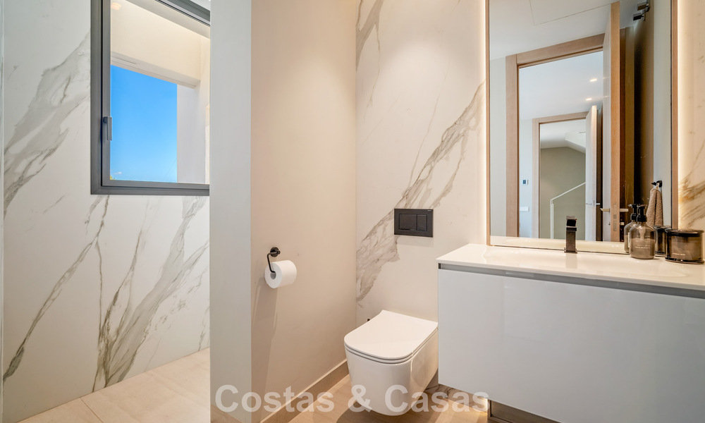 Casa con vistas panorámicas al mar en venta en un prestigioso complejo residencial cerrado en Nueva Andalucía, Marbella 788614