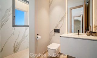 Casa con vistas panorámicas al mar en venta en un prestigioso complejo residencial cerrado en Nueva Andalucía, Marbella 788614 