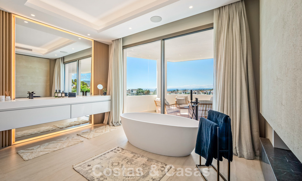 Casa con vistas panorámicas al mar en venta en un prestigioso complejo residencial cerrado en Nueva Andalucía, Marbella 788620