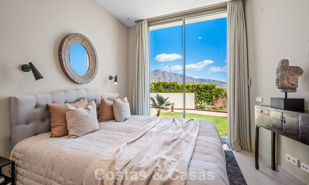 Casa con vistas panorámicas al mar en venta en un prestigioso complejo residencial cerrado en Nueva Andalucía, Marbella 788625