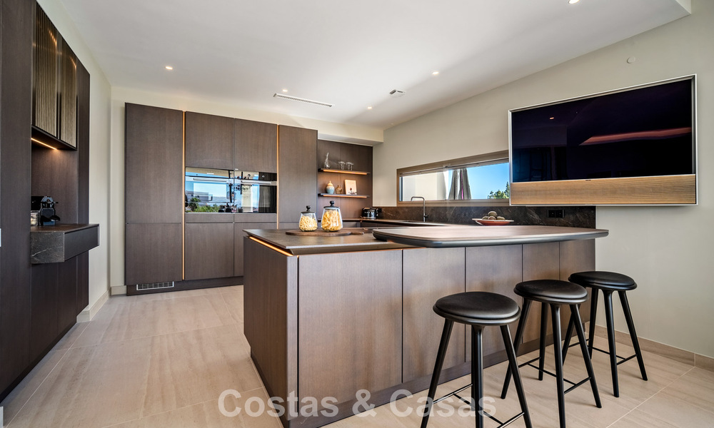 Casa con vistas panorámicas al mar en venta en un prestigioso complejo residencial cerrado en Nueva Andalucía, Marbella 788632