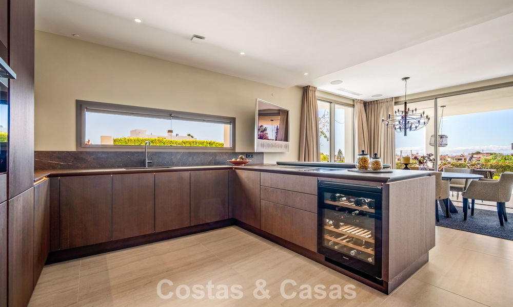 Casa con vistas panorámicas al mar en venta en un prestigioso complejo residencial cerrado en Nueva Andalucía, Marbella 788633