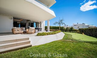 Casa con vistas panorámicas al mar en venta en un prestigioso complejo residencial cerrado en Nueva Andalucía, Marbella 788641 