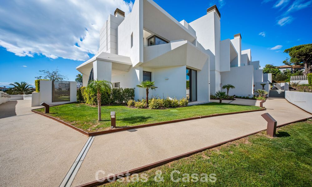 Casa con vistas panorámicas al mar en venta en un prestigioso complejo residencial cerrado en Nueva Andalucía, Marbella 788646