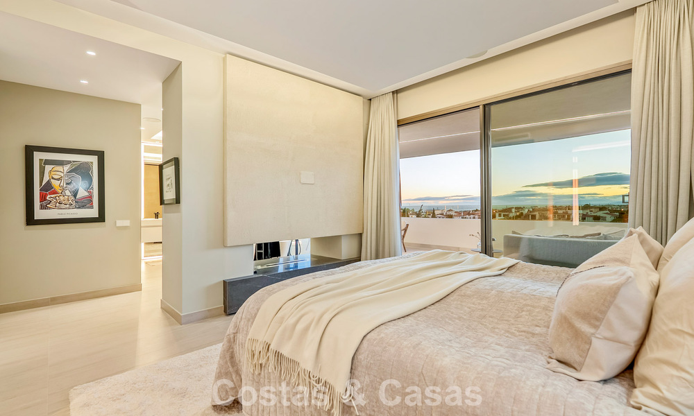 Casa con vistas panorámicas al mar en venta en un prestigioso complejo residencial cerrado en Nueva Andalucía, Marbella 788650