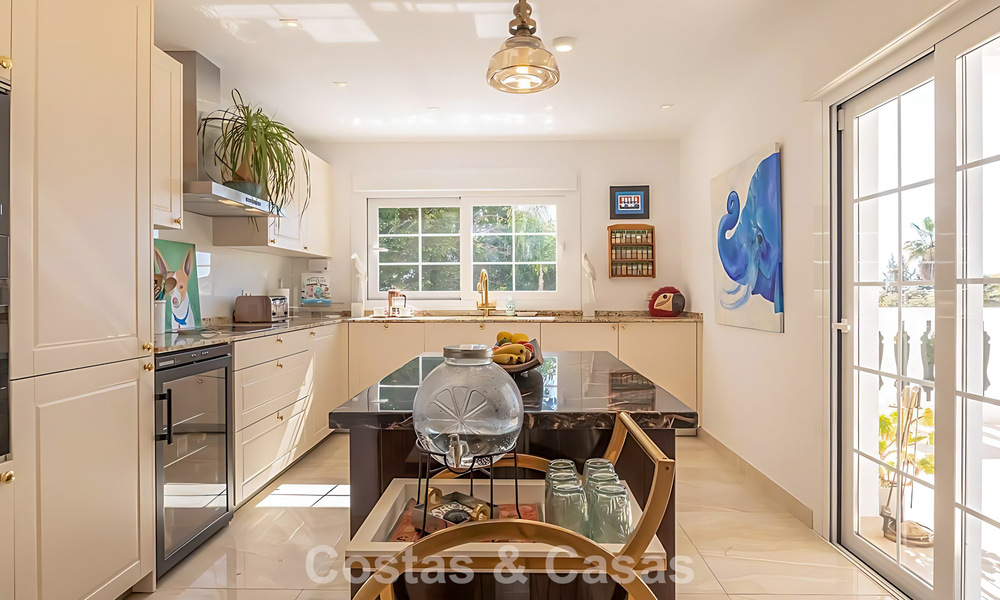 Espaciosa villa de estilo mediterráneo en venta en una prestigiosa urbanización de Marbella - Benahavís 788671