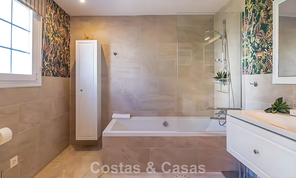 Espaciosa villa de estilo mediterráneo en venta en una prestigiosa urbanización de Marbella - Benahavís 788674