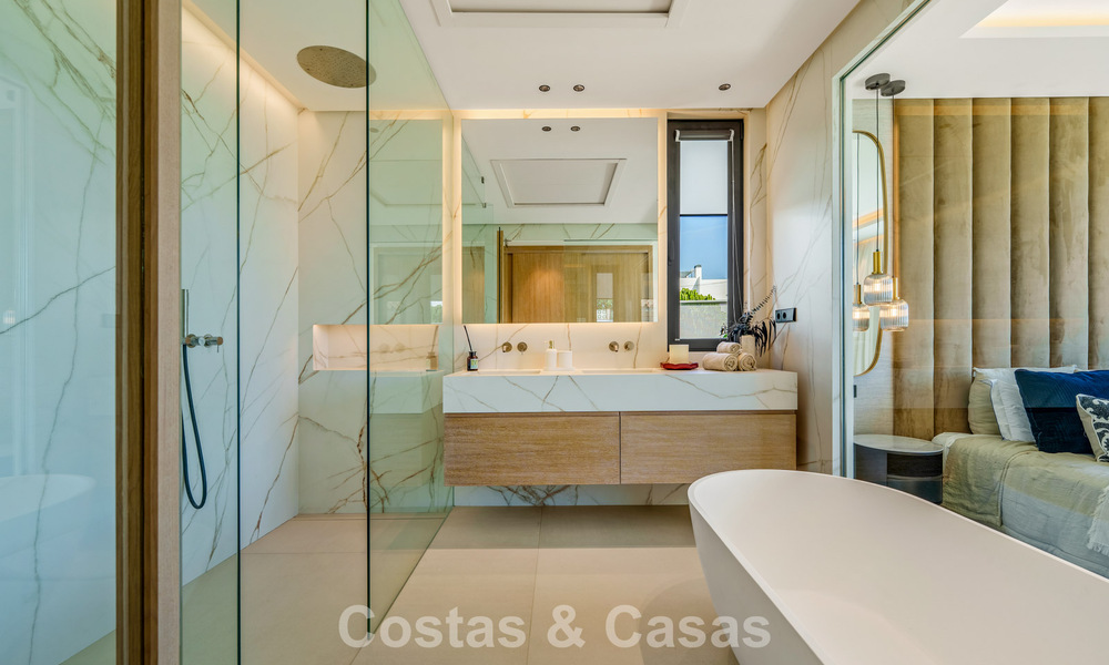 Villa de lujo contemporánea, lista para entrar a vivir, en venta a pocos pasos de la playa y del centro de San Pedro - Marbella 788825