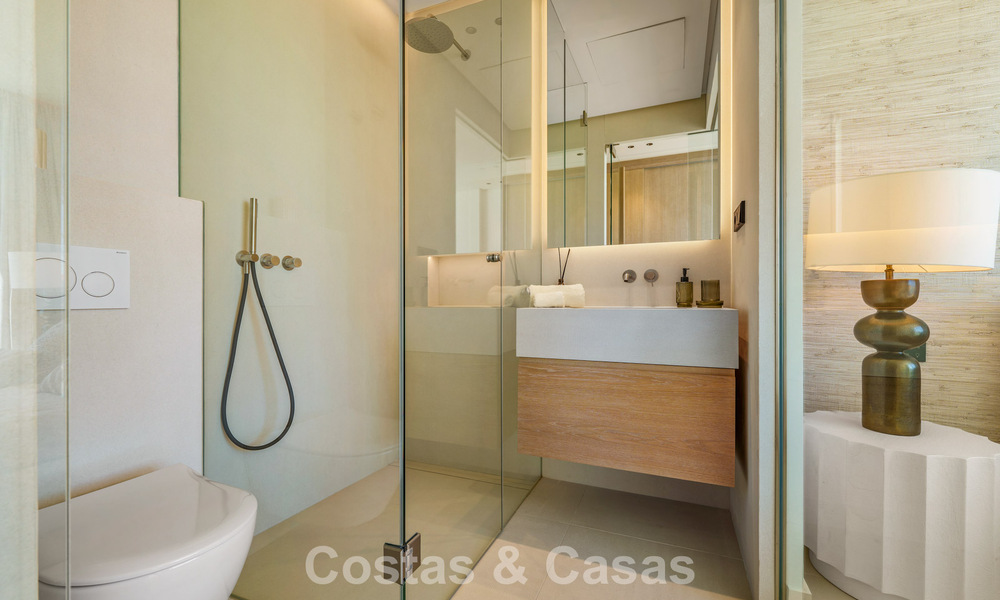 Villa de lujo contemporánea, lista para entrar a vivir, en venta a pocos pasos de la playa y del centro de San Pedro - Marbella 788827