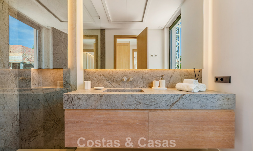 Villa de lujo contemporánea, lista para entrar a vivir, en venta a pocos pasos de la playa y del centro de San Pedro - Marbella 788829