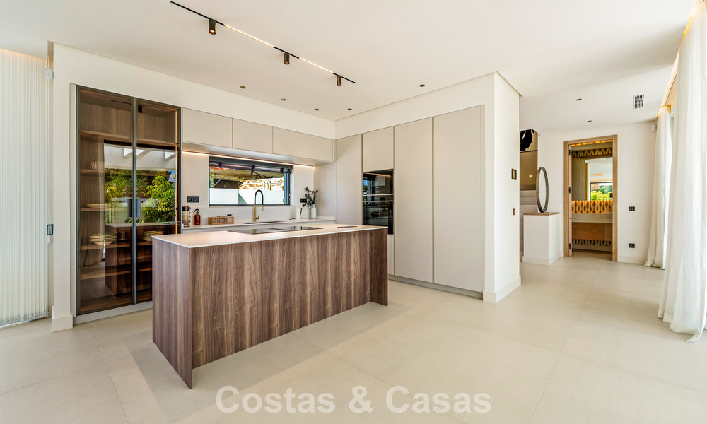 Villa de lujo contemporánea, lista para entrar a vivir, en venta a pocos pasos de la playa y del centro de San Pedro - Marbella 788832