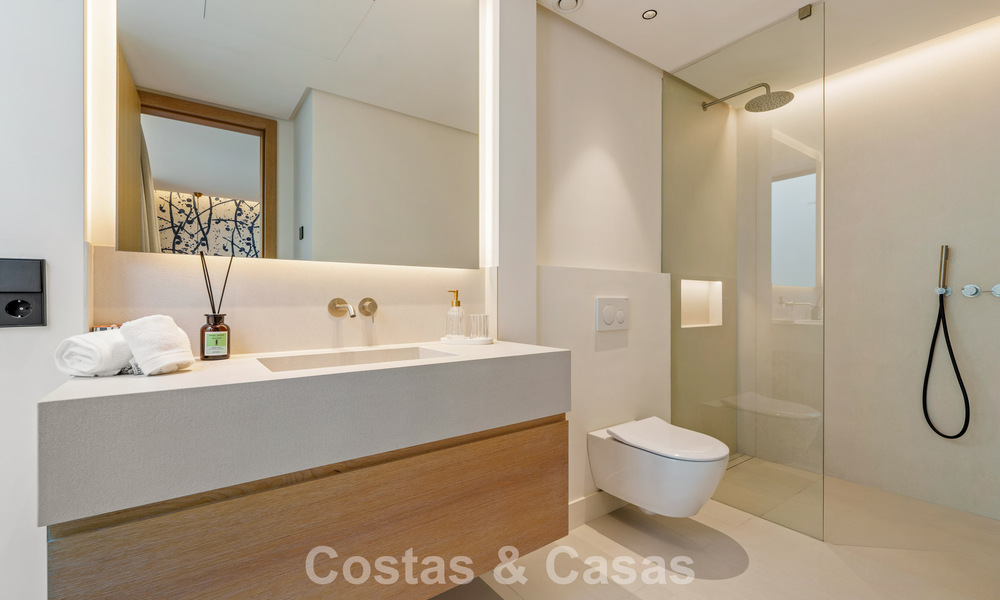 Villa de lujo contemporánea, lista para entrar a vivir, en venta a pocos pasos de la playa y del centro de San Pedro - Marbella 788853