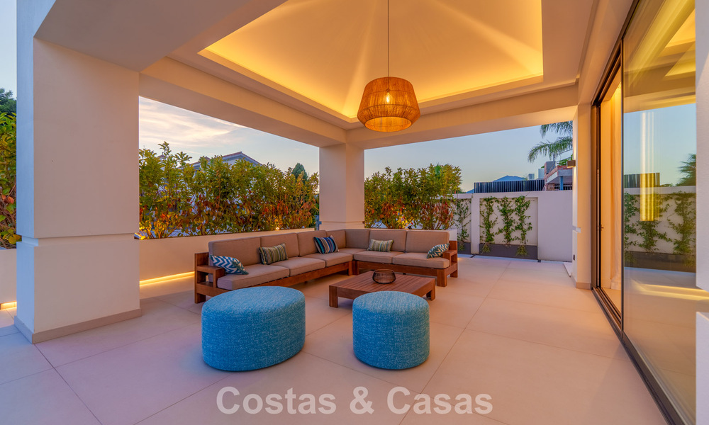Villa de lujo contemporánea, lista para entrar a vivir, en venta a pocos pasos de la playa y del centro de San Pedro - Marbella 788861