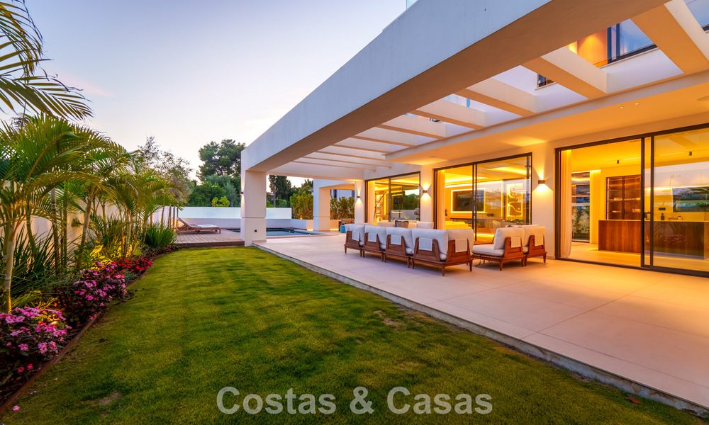 Villa de lujo contemporánea, lista para entrar a vivir, en venta a pocos pasos de la playa y del centro de San Pedro - Marbella 788863