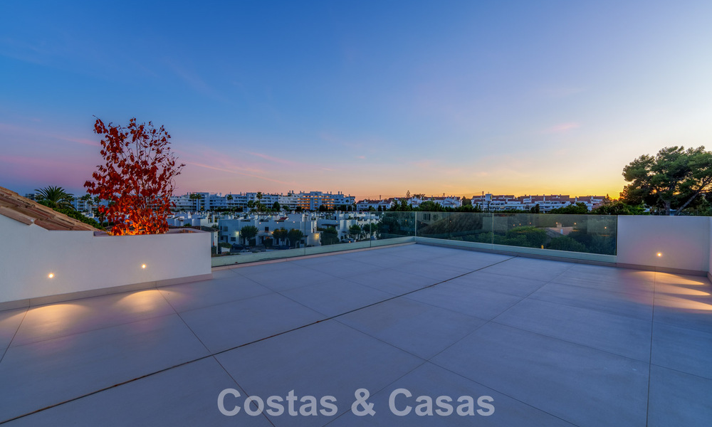 Villa de lujo contemporánea, lista para entrar a vivir, en venta a pocos pasos de la playa y del centro de San Pedro - Marbella 788866