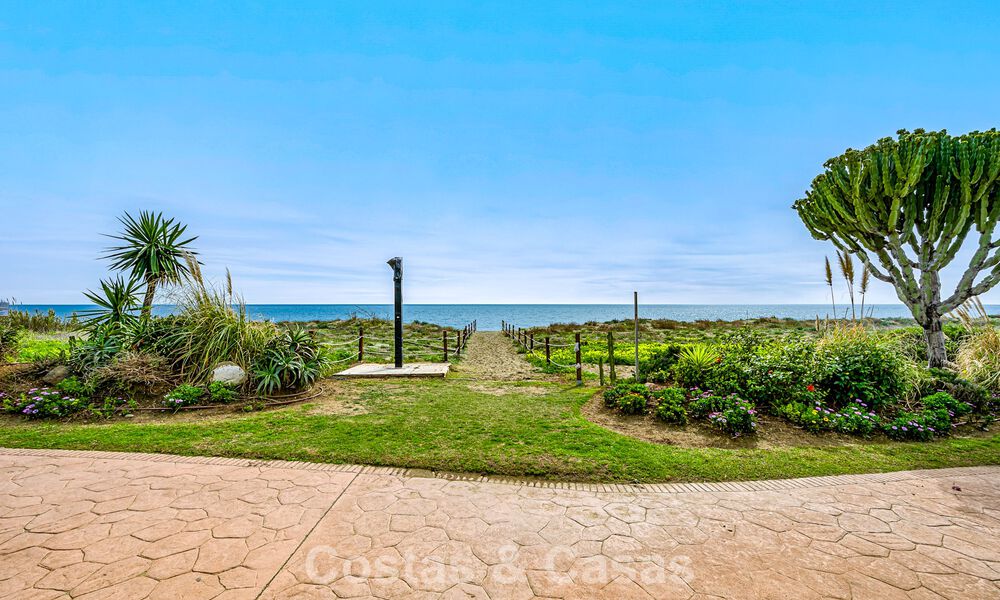 Apartamento con vistas al mar en venta en complejo frente al mar en la Nueva Milla de Oro, entre Marbella y Estepona 788778