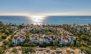 Apartamento con vistas al mar en venta en complejo frente al mar en la Nueva Milla de Oro, entre Marbella y Estepona 788780 