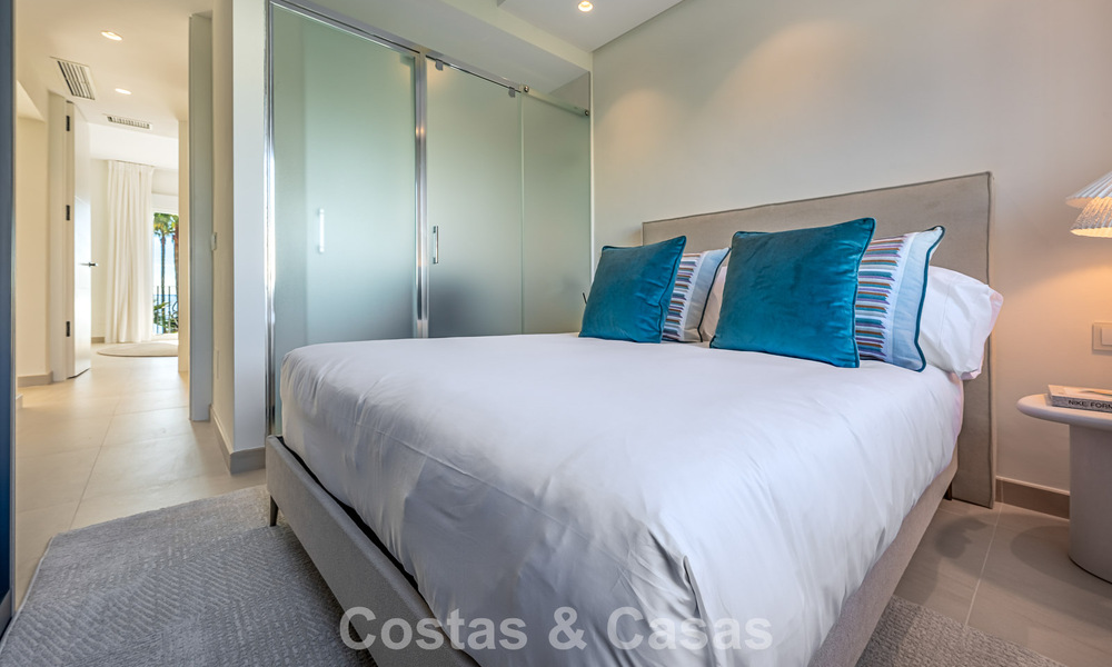 Apartamento con vistas al mar en venta en complejo frente al mar en la Nueva Milla de Oro, entre Marbella y Estepona 788785
