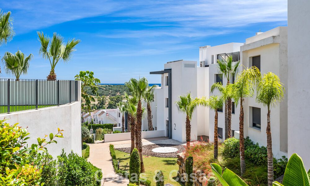 Apartamento moderno con jardín privado y vistas parciales al mar en venta en Estepona 789776