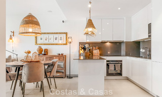 Apartamento moderno con jardín privado y vistas parciales al mar en venta en Estepona 789777 