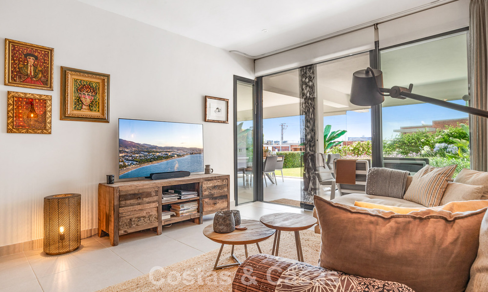 Apartamento moderno con jardín privado y vistas parciales al mar en venta en Estepona 789781