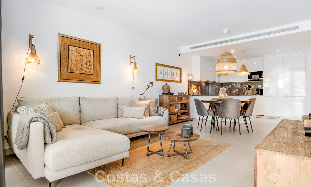 Apartamento moderno con jardín privado y vistas parciales al mar en venta en Estepona 789782