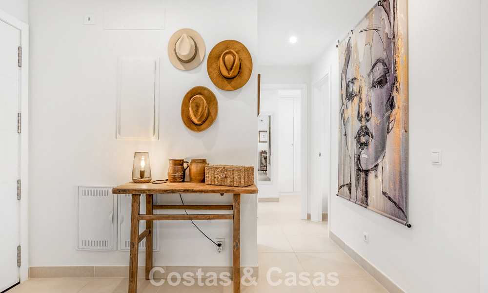 Apartamento moderno con jardín privado y vistas parciales al mar en venta en Estepona 789783