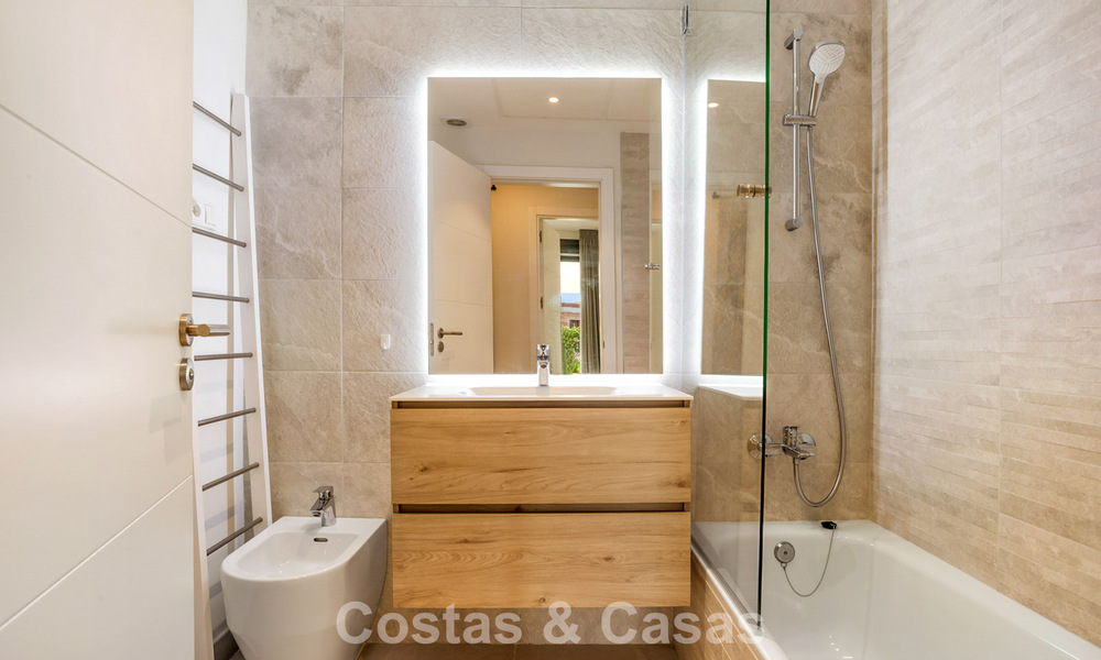 Apartamento moderno con jardín privado y vistas parciales al mar en venta en Estepona 789784